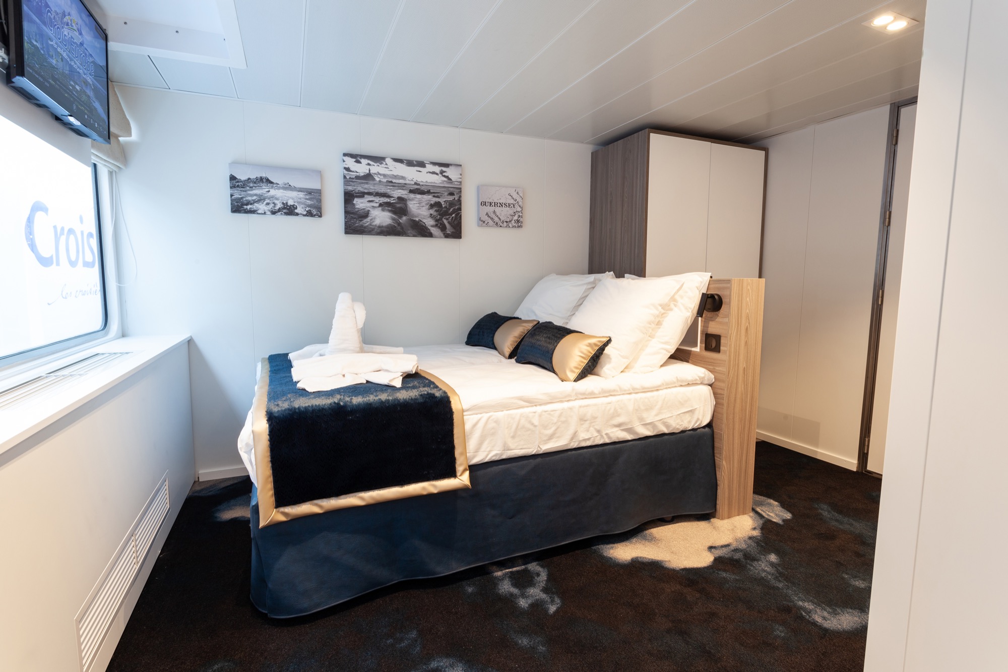 CroisiEurope MS Victor Hugo Accessible Cabin 1.jpg